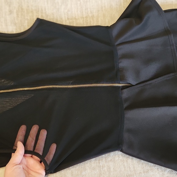 Stunning Black Guess Dress with Flattering Mesh and Peplum Design 💎 - Picture 4 of 4